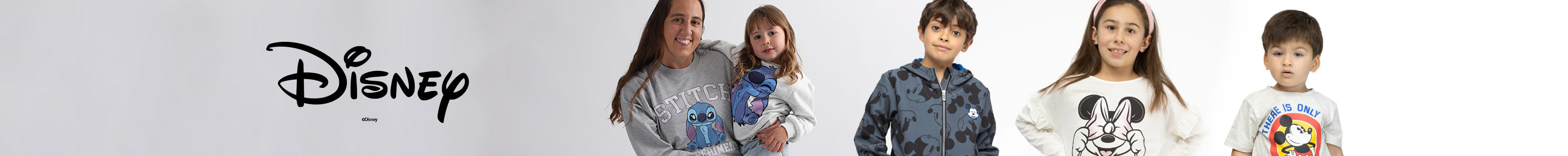 Banner con logo de disney con fotos de niños y mujer vestidos con prendas de Disney como Mickey, Minnie, Stitch.